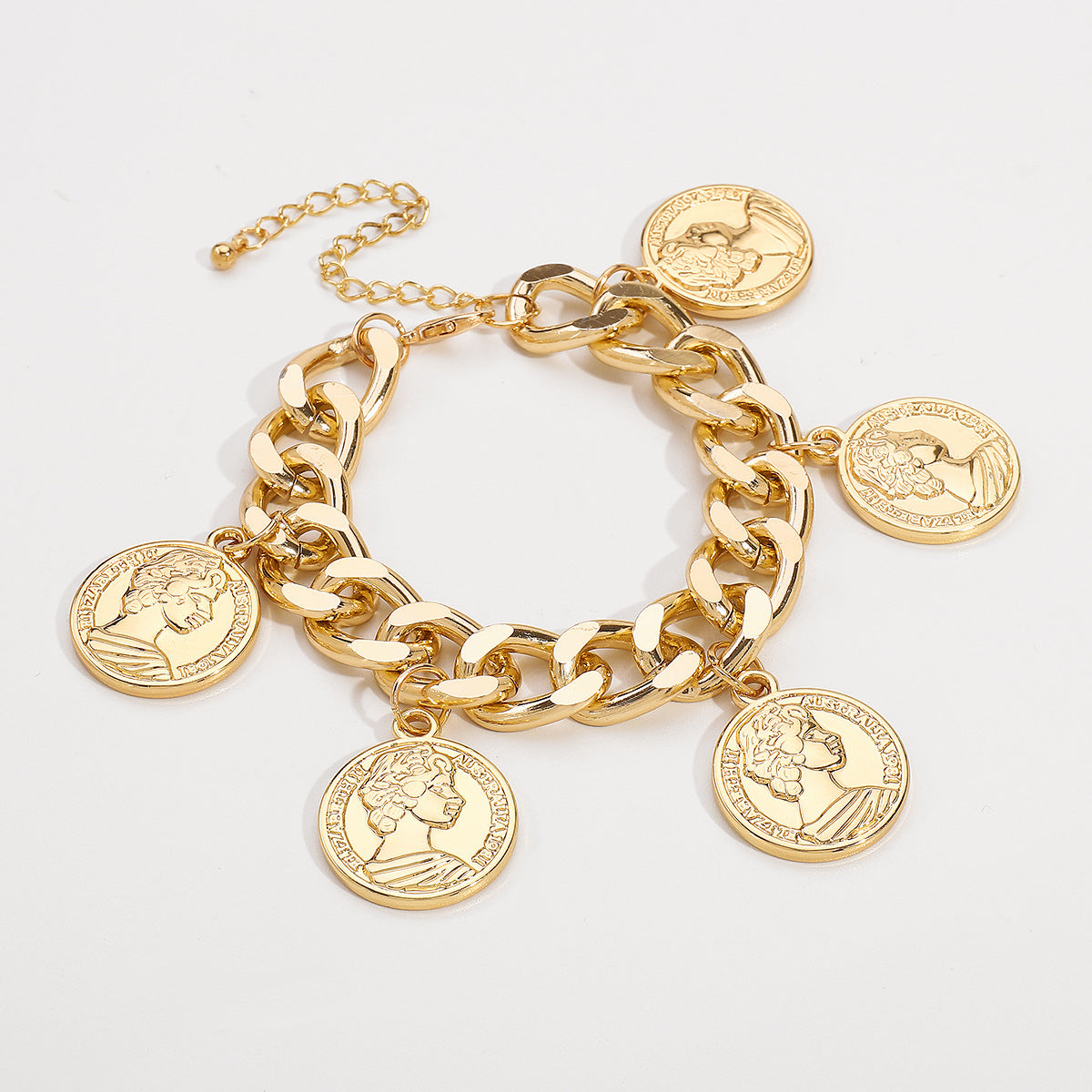 Cadena de mano geométrica punk para mujer con cuerpo de aleación y acabado chapado en oro, con silueta audaz de moneda y detalles de líneas atrevidas