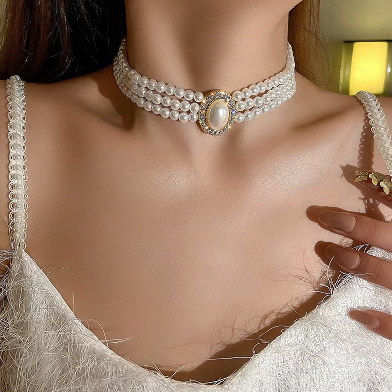 Elegante collar con colgante de lazo de diamantes de imitación y detalles de nácar perlado para mujer — Delicada cadena para clavícula en estilo de lujo minimalista y a la moda