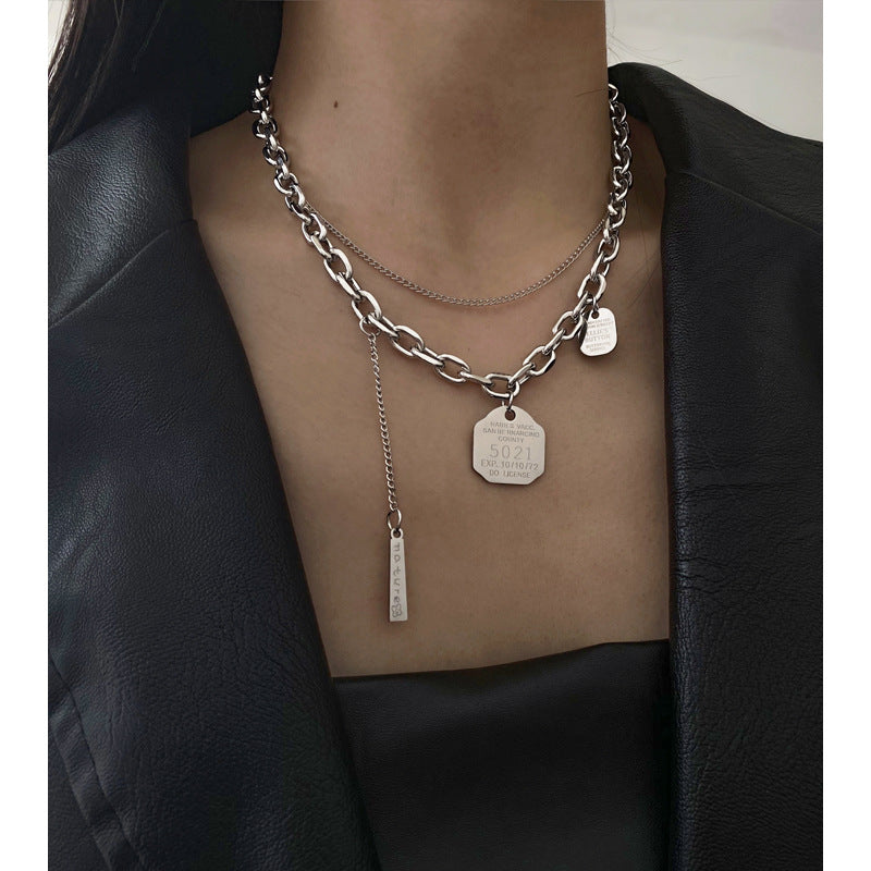 Collar Minimalista Geométrico en Acero de Titanio en Capas para Mujeres y Hombres con Colgante Pulido y Diseño de Cadena de Clavícula