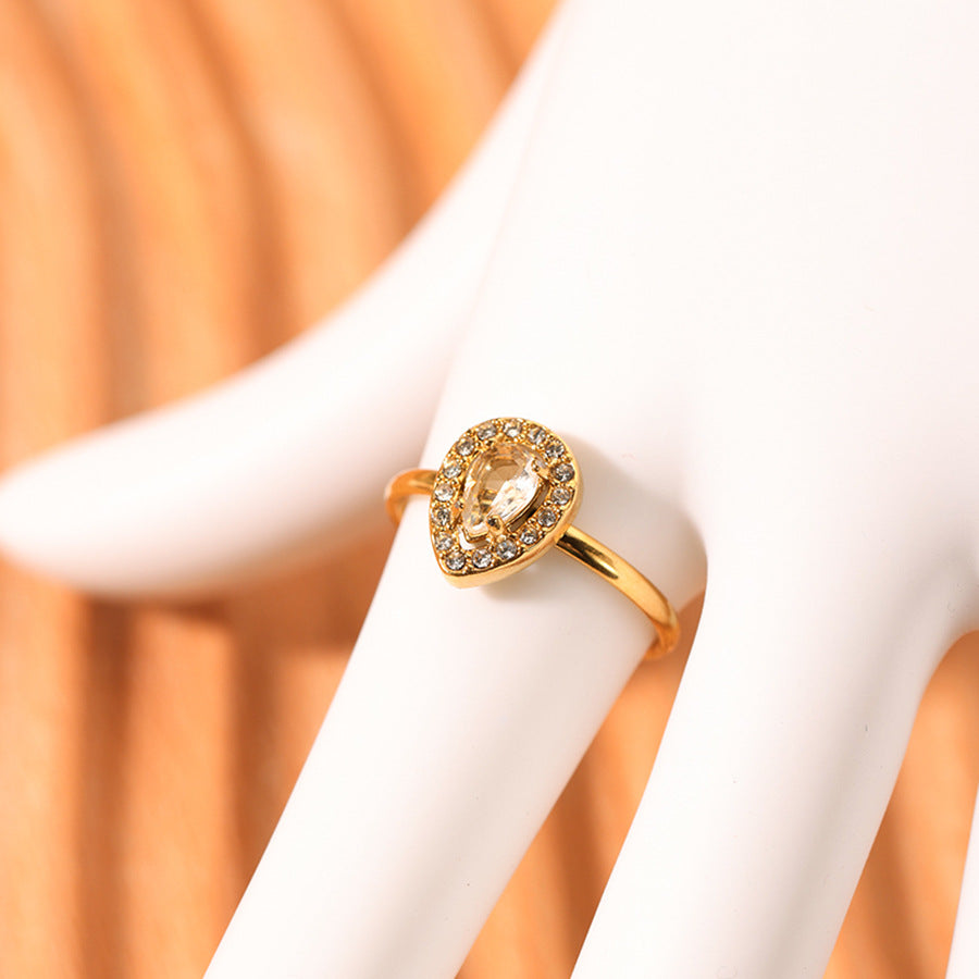 Anello da donna in acciaio inossidabile a forma di goccia d'acqua stile INS con intarsio in zircone bianco e placcatura sottovuoto in oro 18K