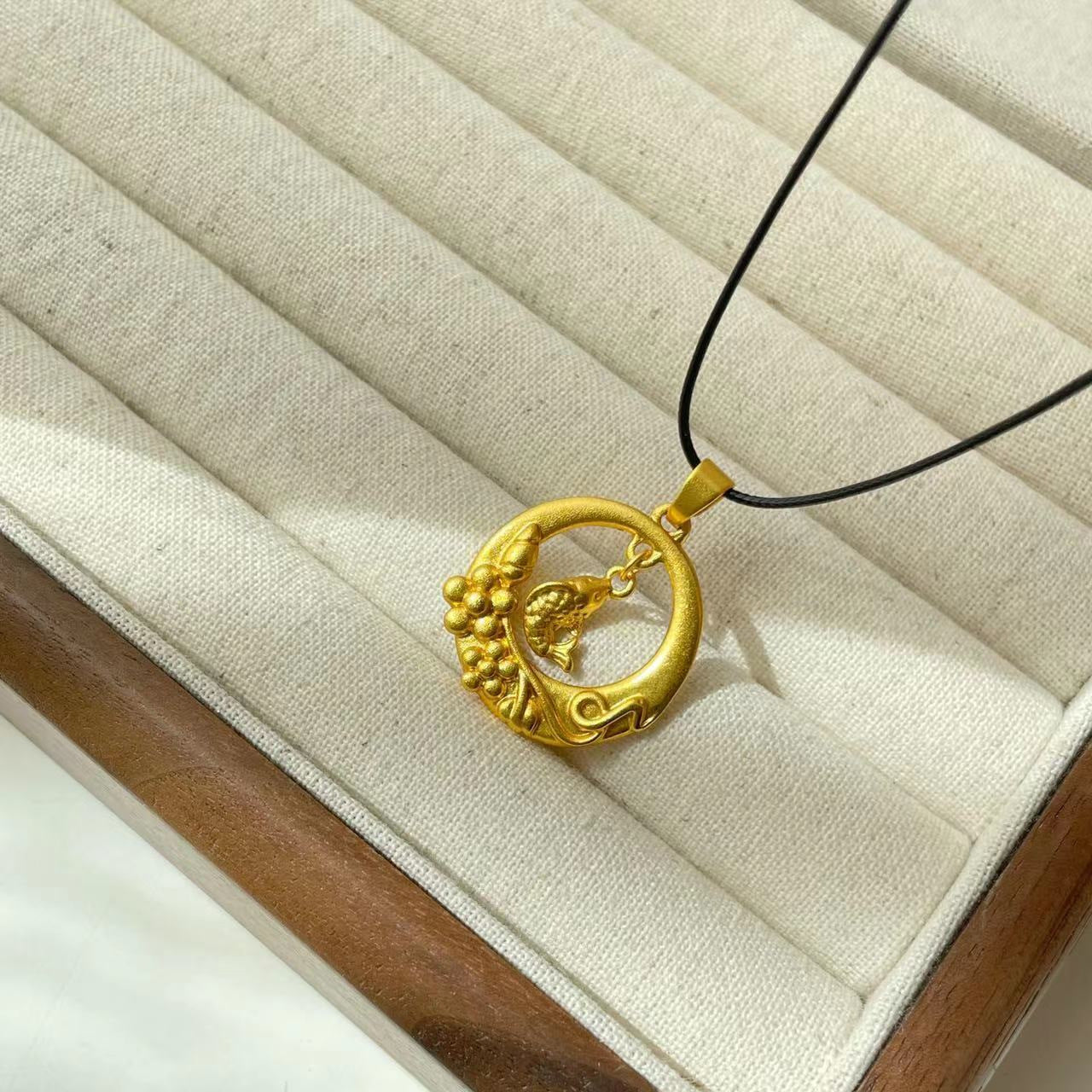 Collana con ciondolo a baccello di loto e zucca in stile etnico da donna con charm in rame placcato oro, dettaglio nappa, catena in cordino nero