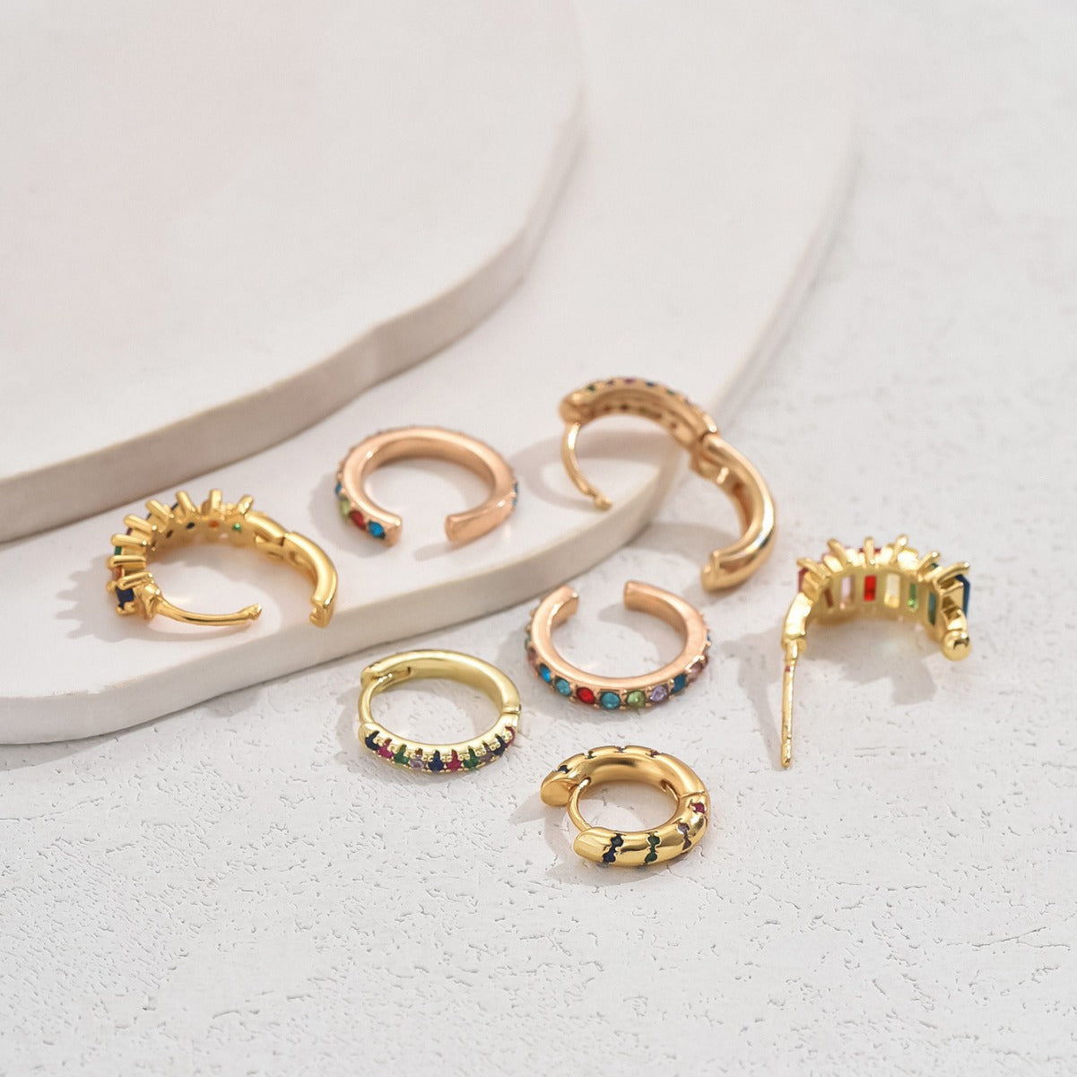 Orecchini da donna minimalisti geometrici a U in rame placcato oro con intarsio di zirconi