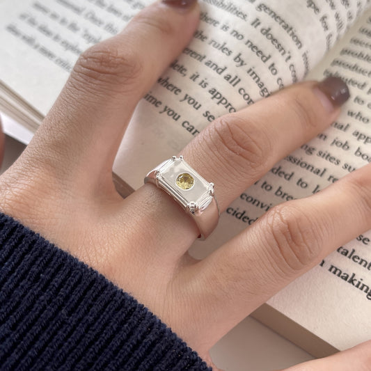 Anillo de plata esterlina 925 de textura irregular para mujer con detalles incrustados, diseño minimalista y de moda