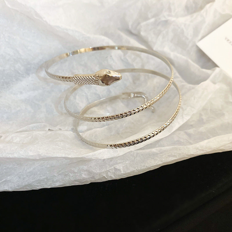 Pulsera de metal con patrón de cuadrícula geométrica de tono frío minimalista con acabado galvanizado para mujer