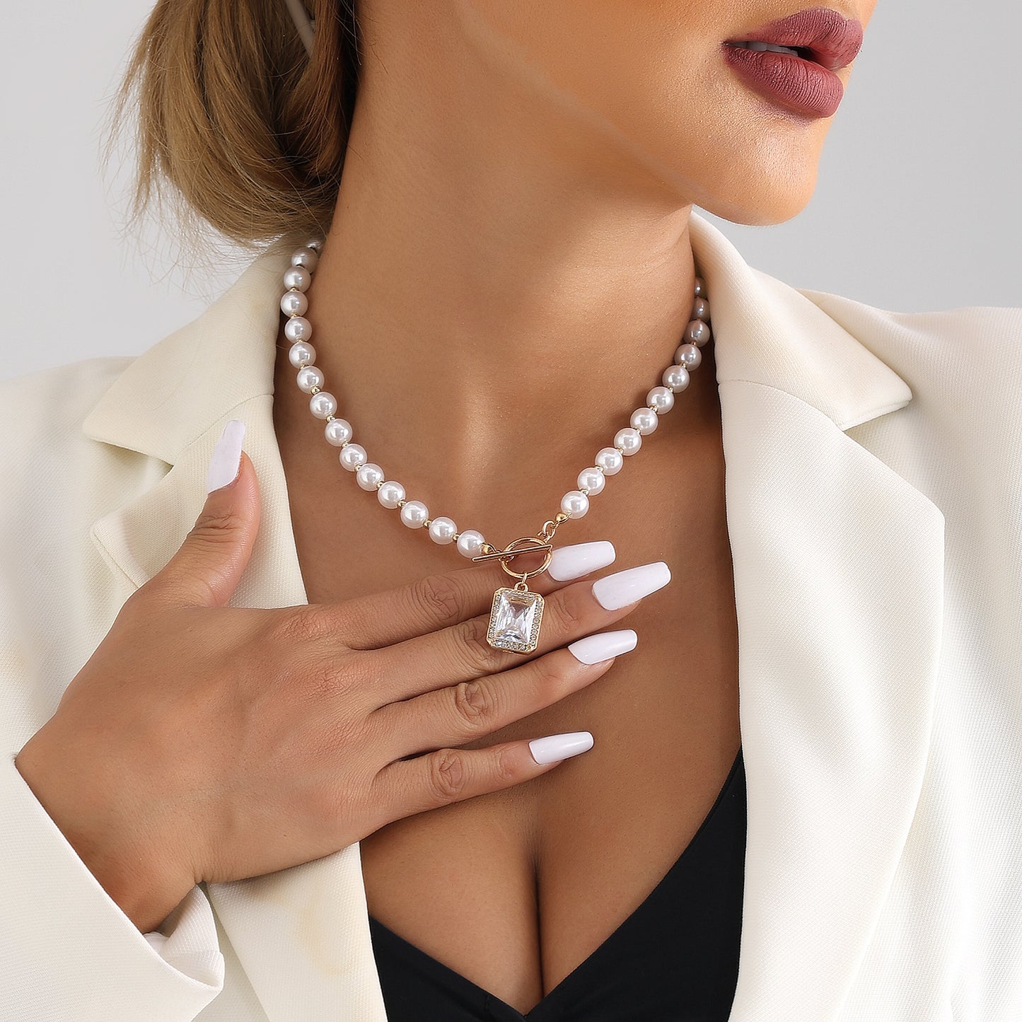 Fashion Minimalist Geometric Rectangle Pearl-Style Pendant Necklace with Rhinestone Accents on Clavicle Chain