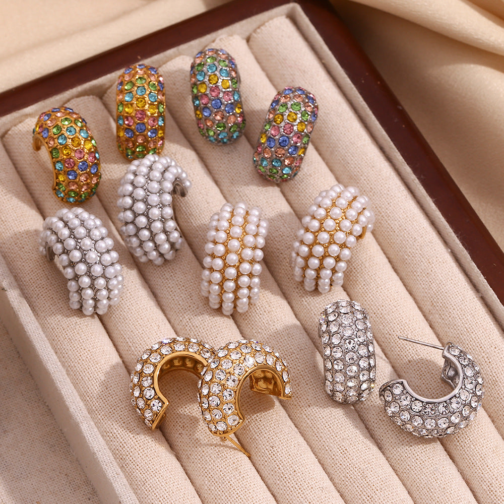 Orecchini a clip geometrici in acciaio inossidabile di tendenza per donna con placcatura in oro 18 carati, strass colorati micro-pavé e dettagli in perle