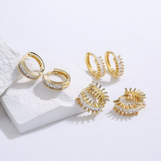 Orecchini Minimalisti Geometrici in Rame con Placcatura in Oro e Zirconi Micro-Incastonati da Donna
