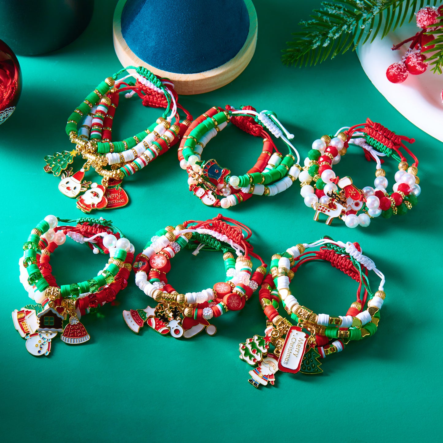 Juego de Pulseras Artesanales Navideñas con Dijes de Papá Noel y Renos en Resina, Arcilla Polimérica y Aleación con Detalles de Cristal y Vidrio para Mujer