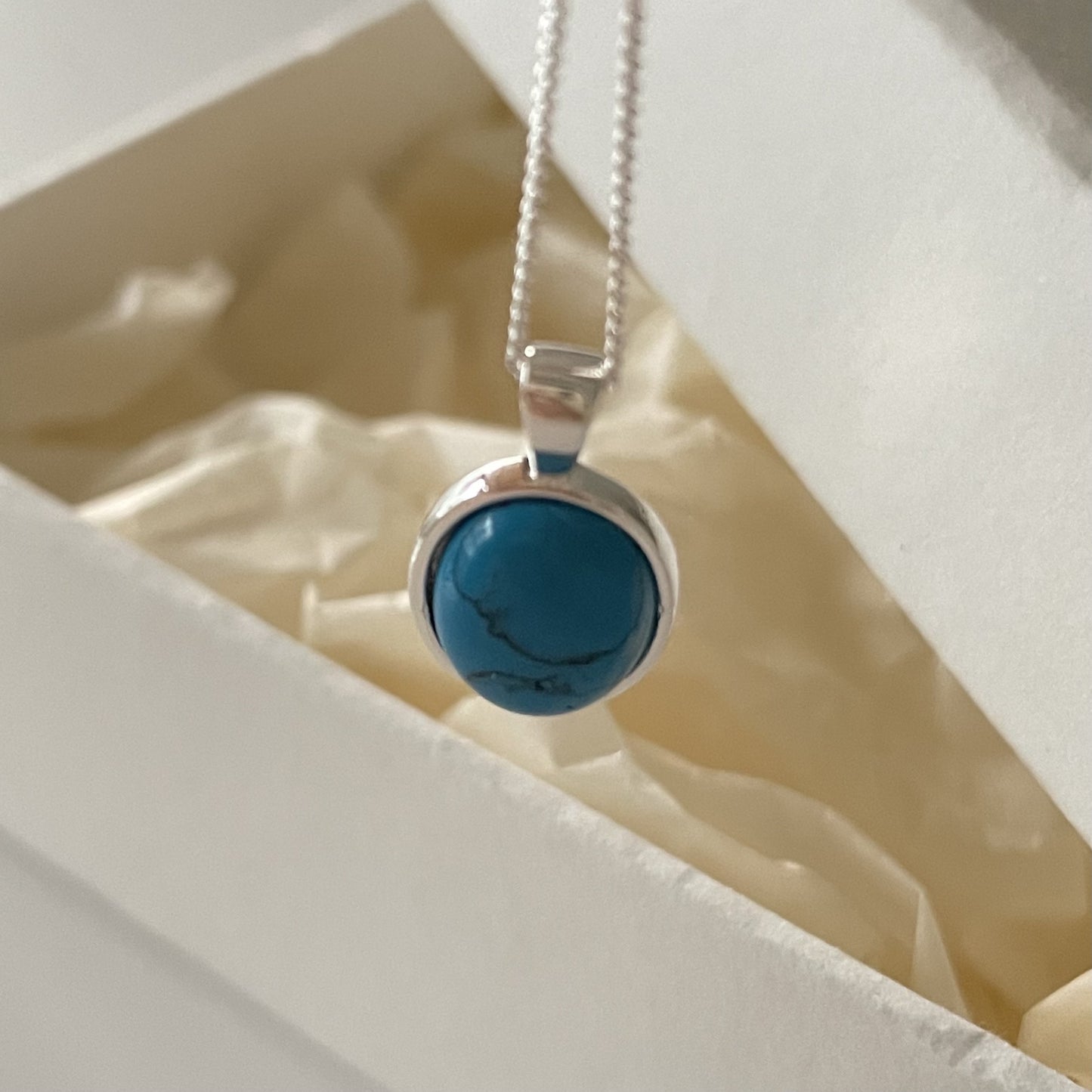 Collar con colgante geométrico minimalista de turquesa en plata de ley 925 con cadena de caja