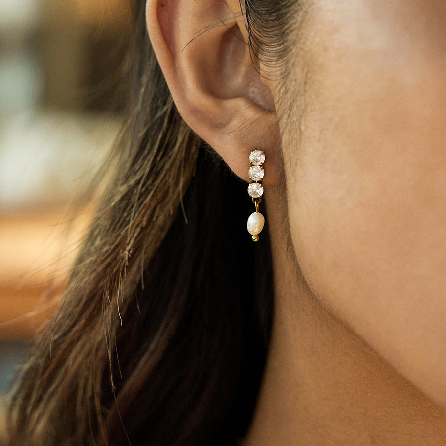 Pendientes de Botón Minimalistas Geométricos de Acero Inoxidable con Acentos de Perlas de Agua Dulce y Baño de Rodio para Mujer