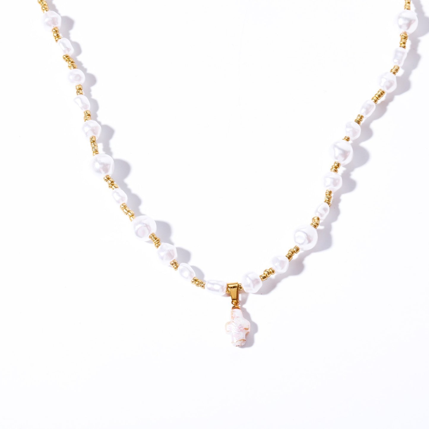 Collana con Pendente a Croce in Stile Barocco Vintage con Dettagli in Perle su Catena in Rame