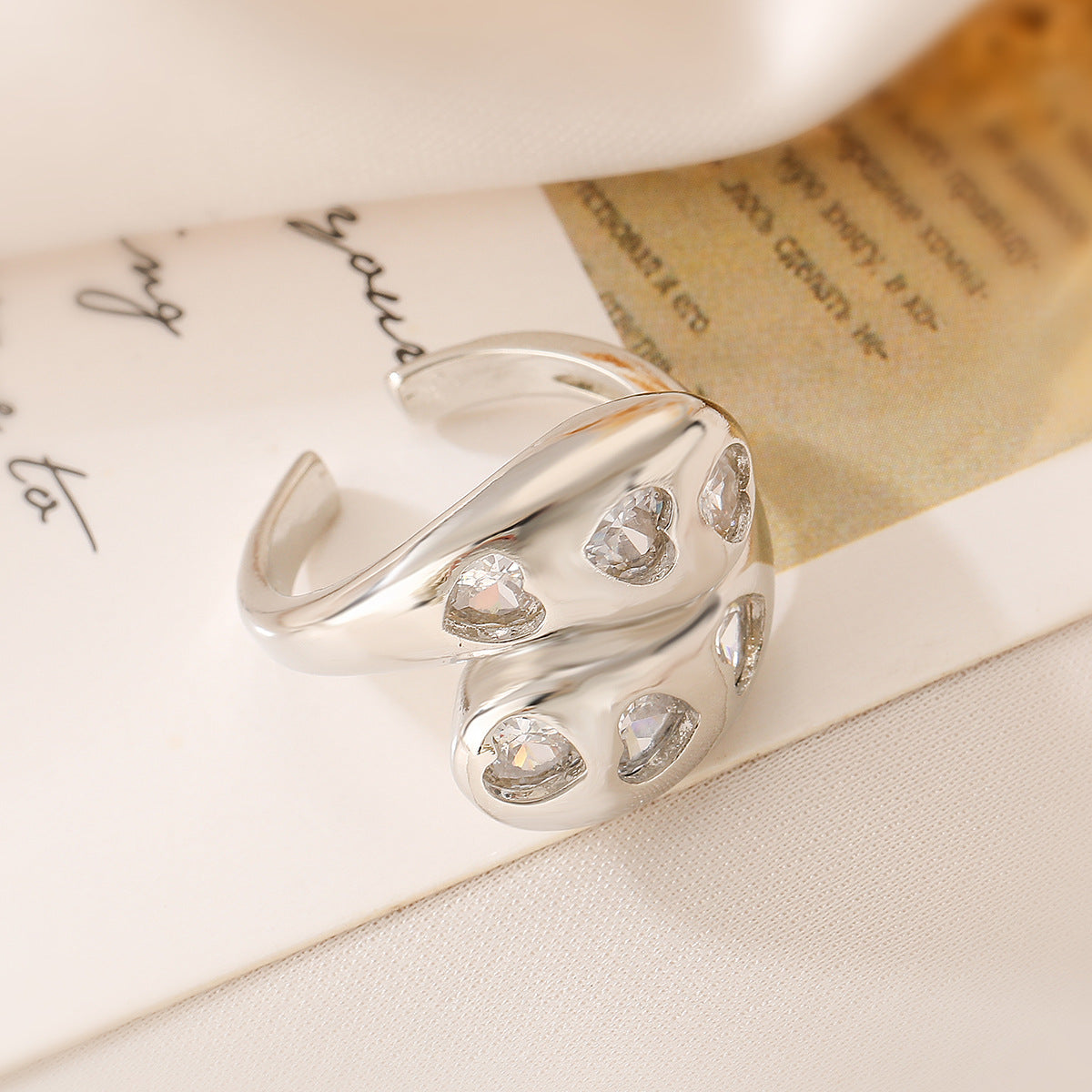 Anello Minimalista a Cuore Aperto Geometrico da Donna in Rame con Placcatura in Oro e Intarsi in Zirconi
