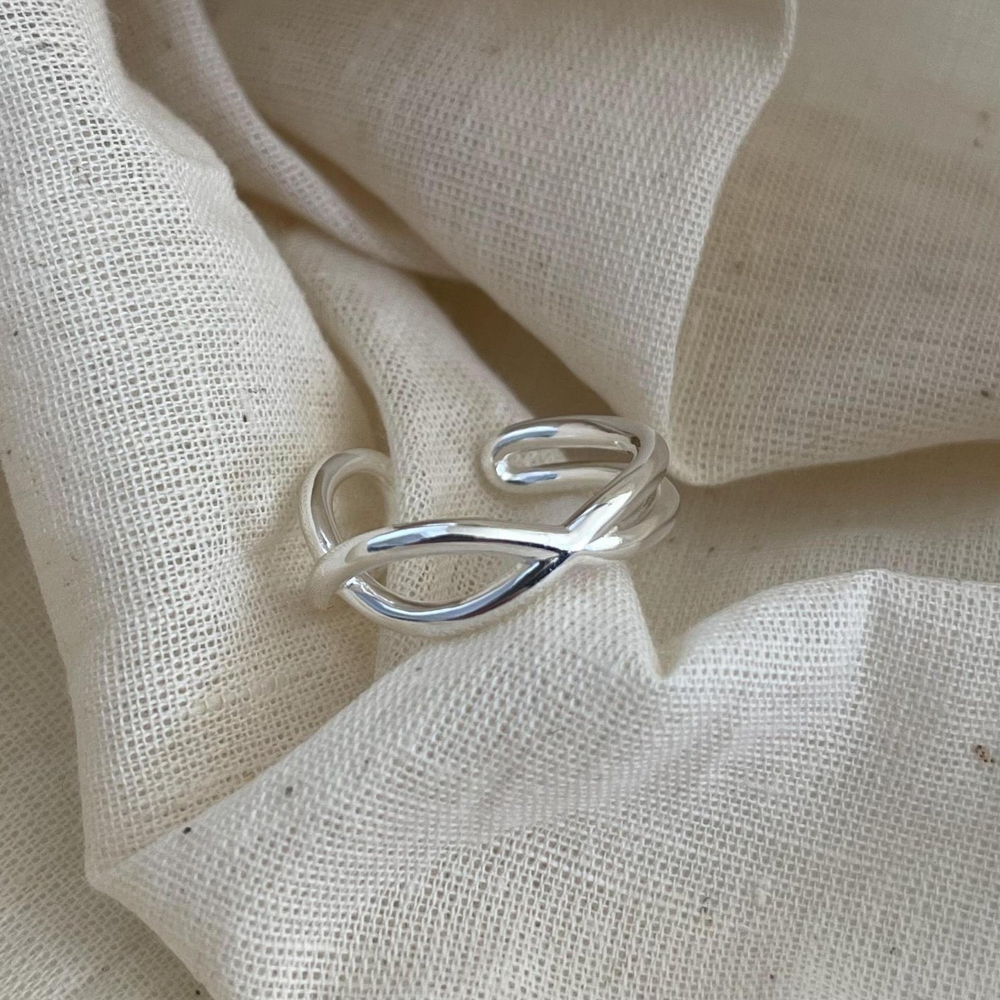 Anello Minimalista a Fascia Incrociata a Cuore in Argento Sterling 925 con Motivo a Strisce Geometriche da Donna