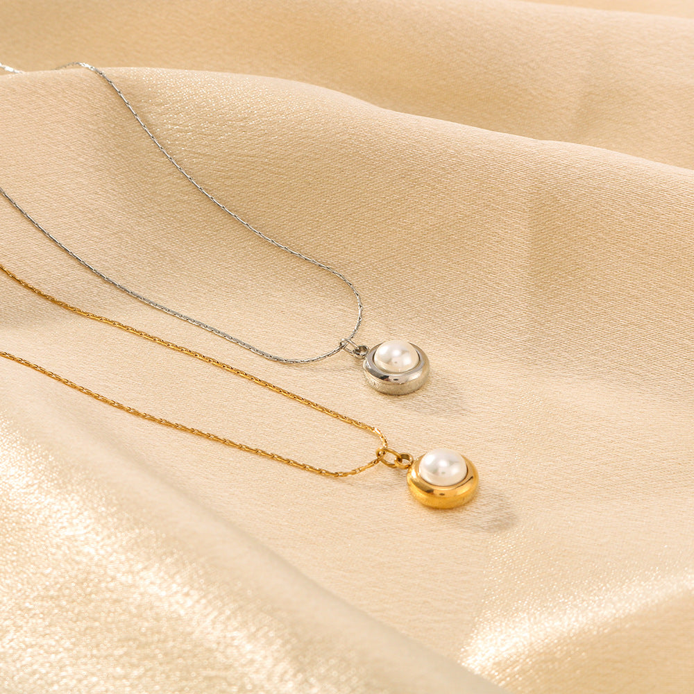 Collana Minimalista a Cuore in Acciaio Inossidabile con Accento di Perla e Finitura Placcata Sottovuoto 18K, Ciondolo a Catena O per Donna