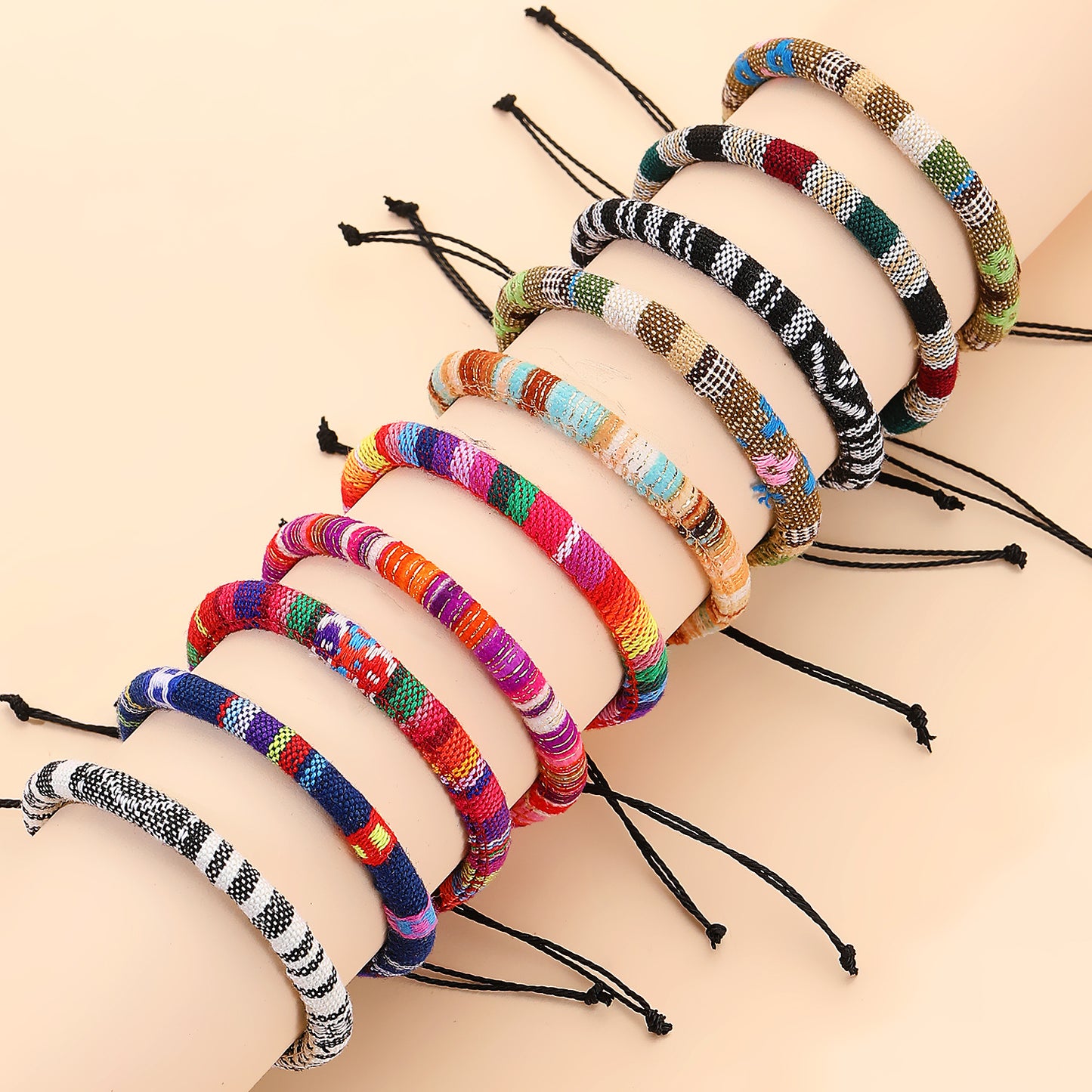 Braccialetto dell'Amicizia Bohemien in Tessuto Intrecciato Gradiente Arcobaleno Unisex Fatto a Mano con Cordino Intrecciato