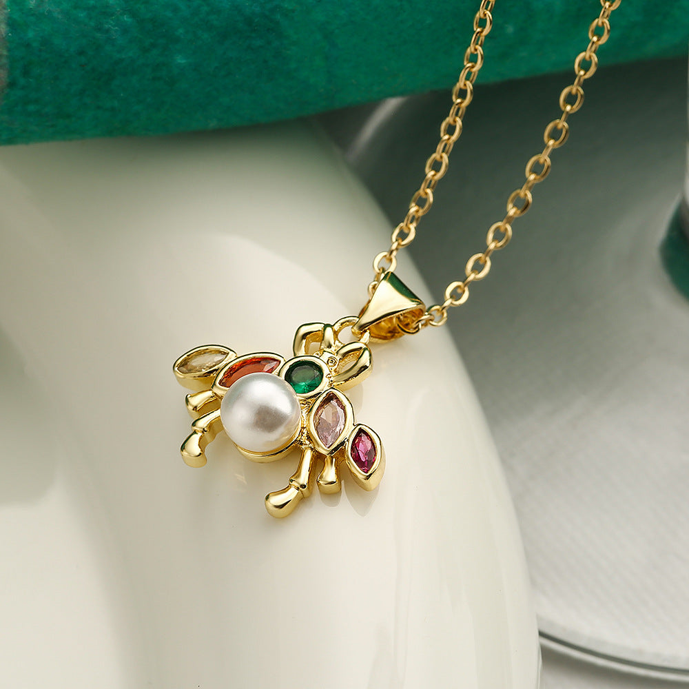 Collana con ciondolo a forma di ape e libellula geometrica minimalista da donna in ottone con placcatura in oro e intarsio in zircone