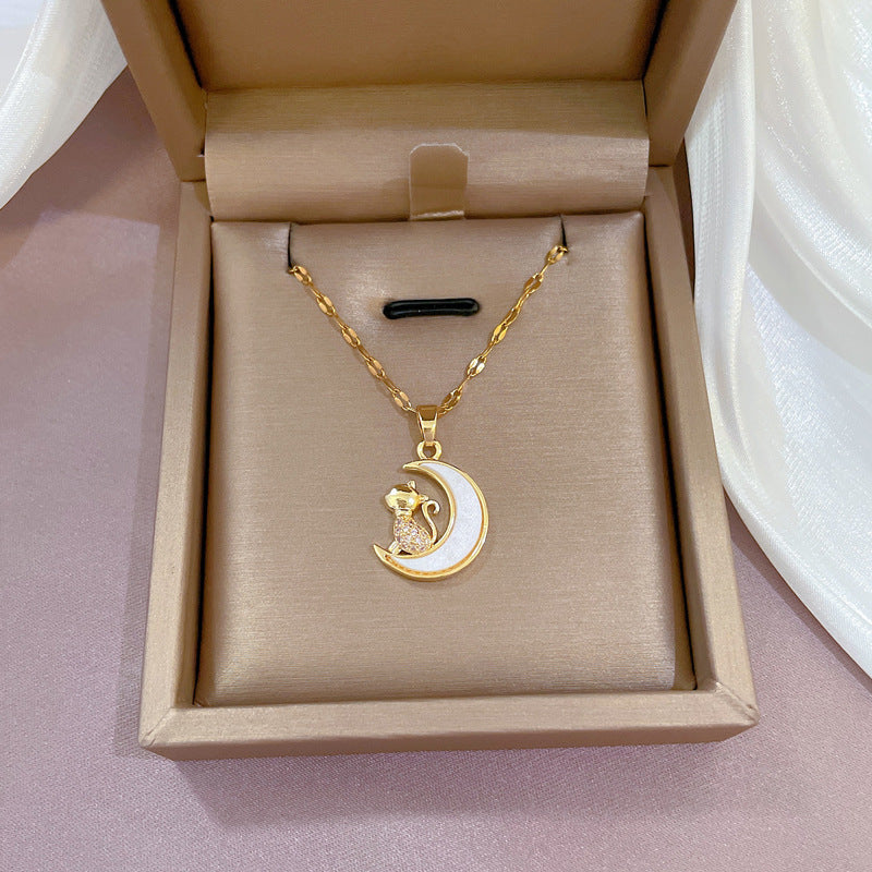 Collana da donna lussuosa e minimalista in acciaio al titanio con luna intarsiata di strass, dolce ciondolo geometrico