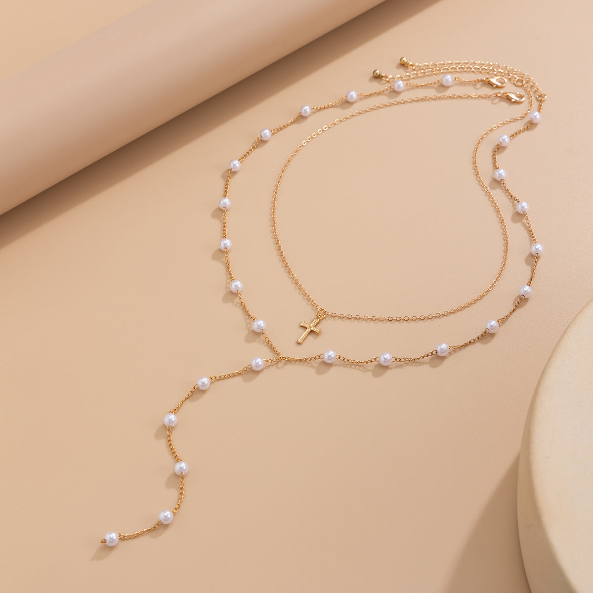 Collana con Ciondolo a Croce Geometrica Minimalista da Donna con Dettagli in Perle Sintetiche e Ciondolo in Lega Placcata su Catena Standard