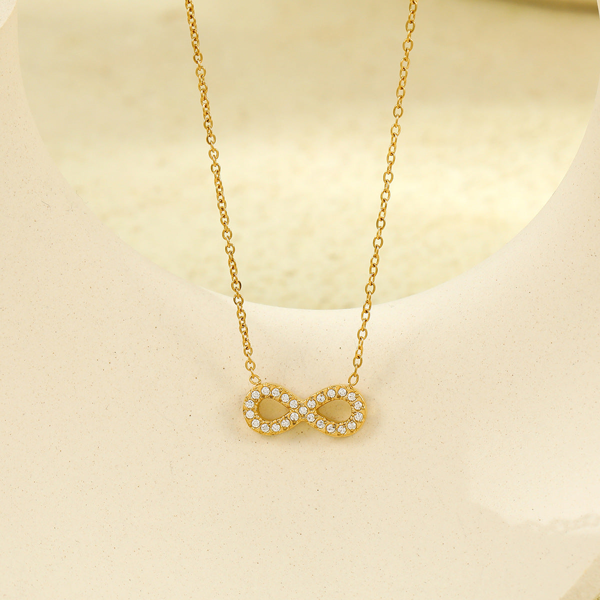 Collana da donna minimalista a otto geometrico in acciaio al titanio con intarsio in zircone