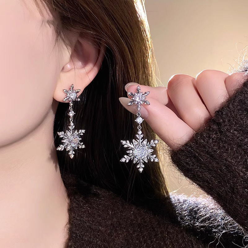 Pendientes de copo de nieve de circonita estilo lujoso para mujer con postes de acero inoxidable y base de cobre