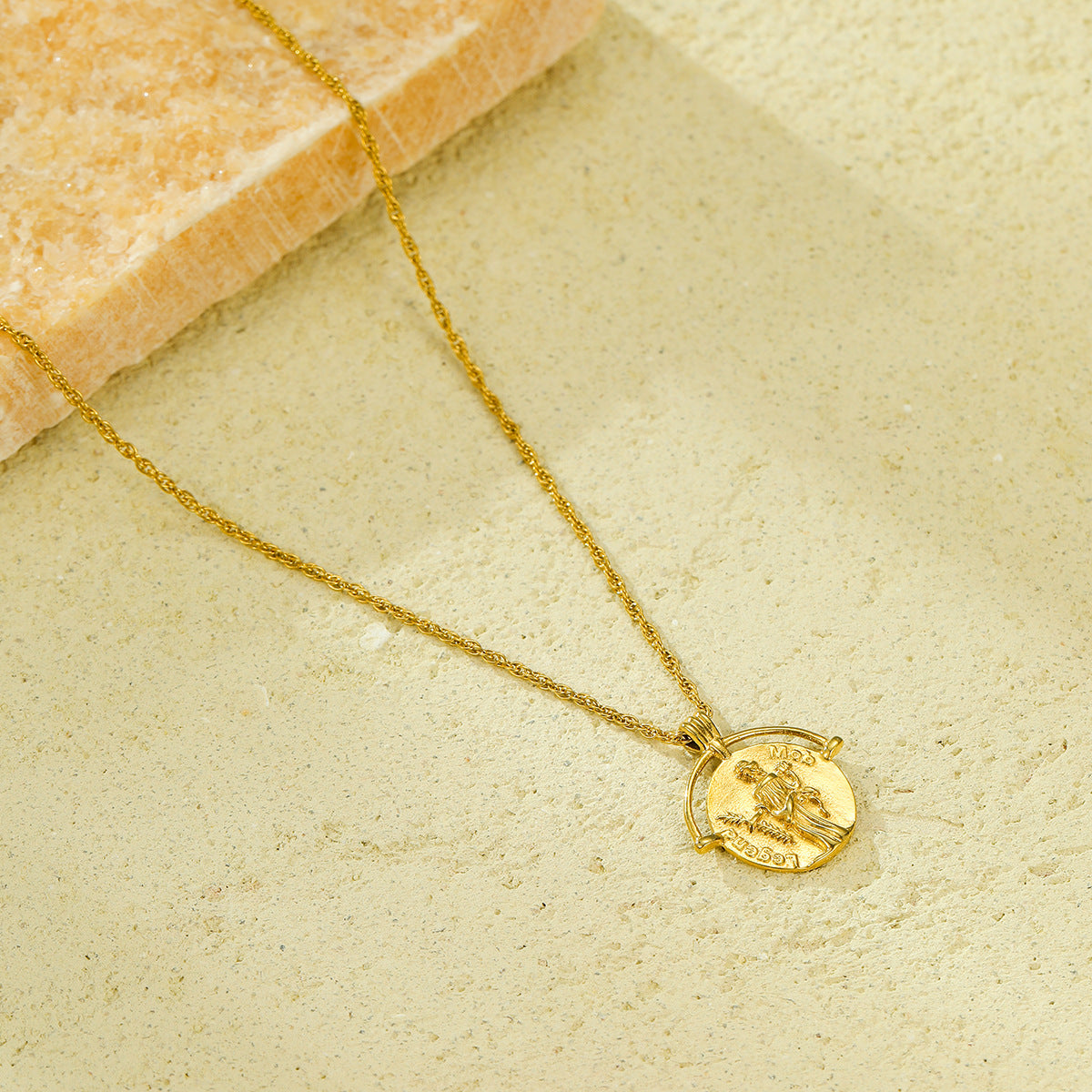 Collana da donna con ciondolo a moneta astratta in stile romano antico, in acciaio inossidabile placcato oro con design minimalista alla moda