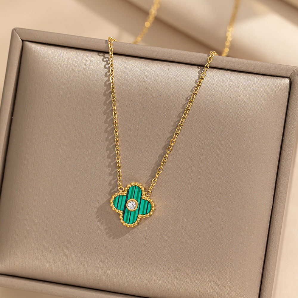Collana con ciondolo minimalista a quadrifoglio portafortuna da donna in acciaio al titanio con finitura placcata