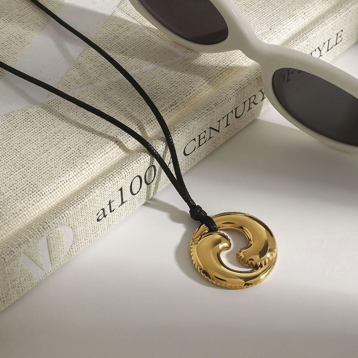 Collana da donna in acciaio al titanio placcato oro 18 carati con motivo geometrico di lusso