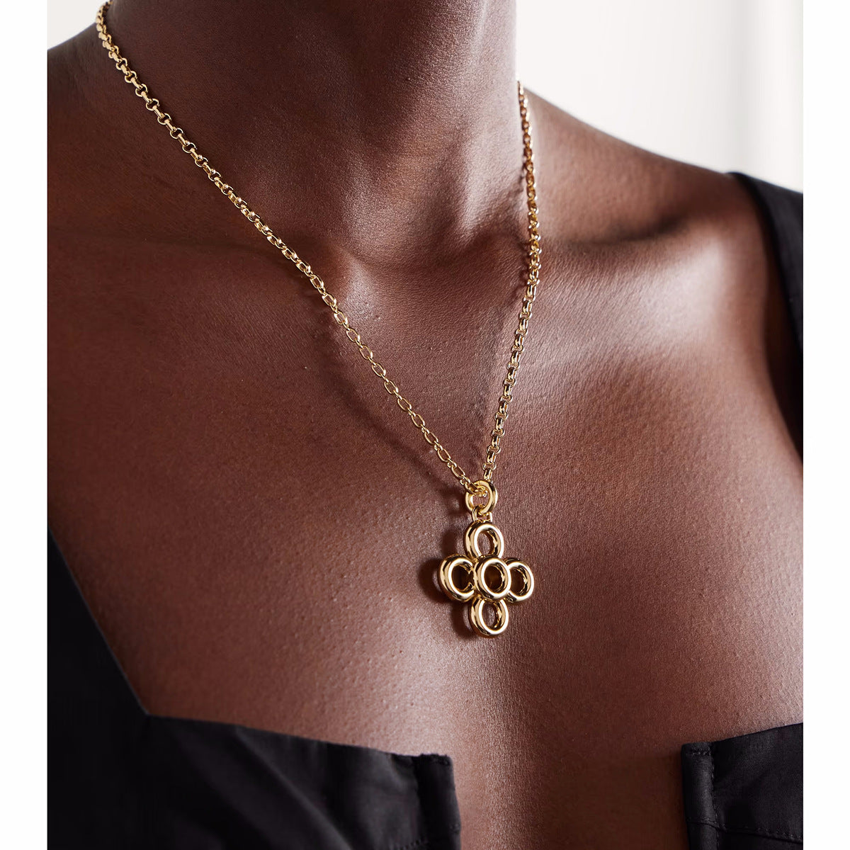 Collana placcata in acciaio inossidabile floreale con pendente in acciaio al titanio per donna