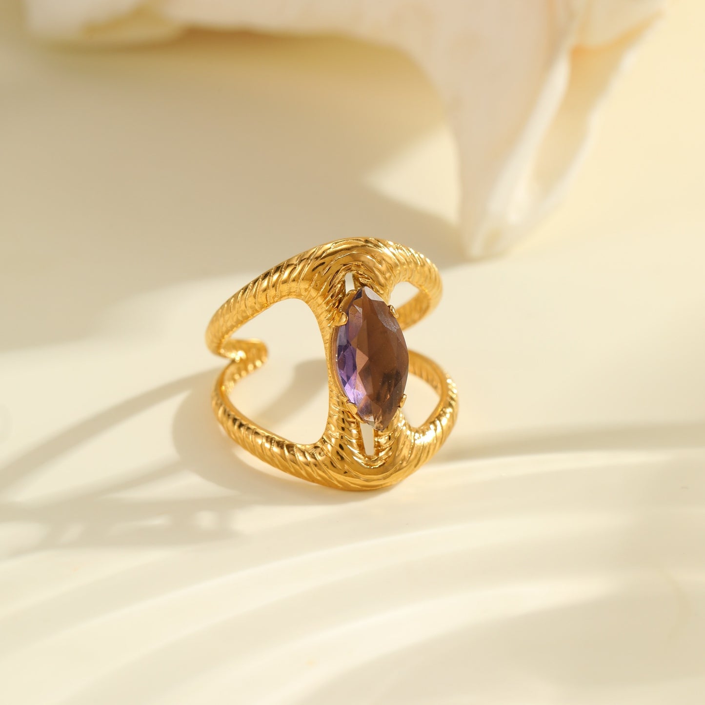 Anello da donna minimalista irregolare geometrico in acciaio inossidabile placcato oro con accento di zirconi