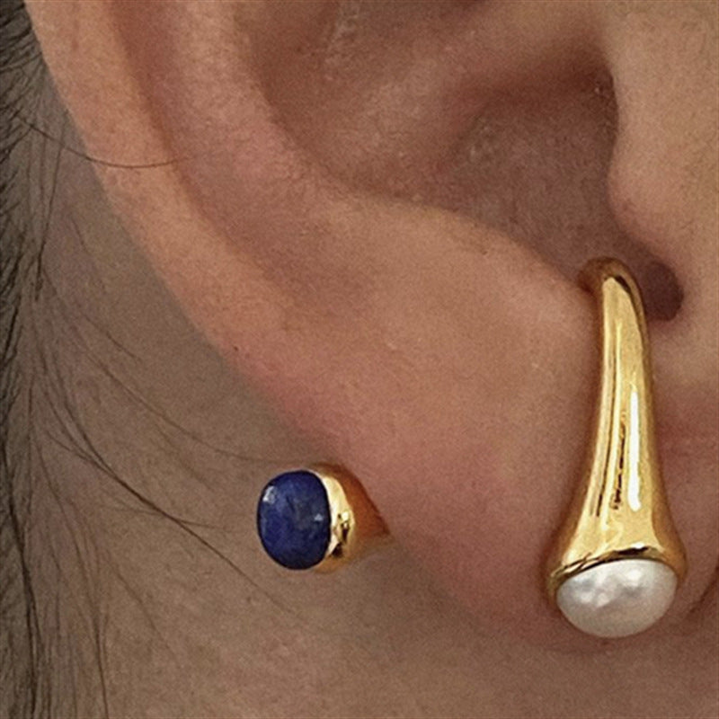 Elegantes aretes de mujer con baño de oro y postes de acero inoxidable, con piedras naturales geométricas en forma de U y perlas.