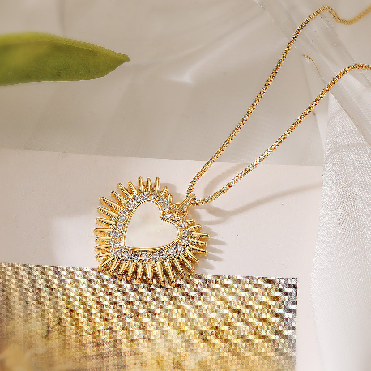 Collana con ciondolo a cuore minimalista in rame placcato oro 18 carati con intarsi in abalone bianco e zirconi da donna