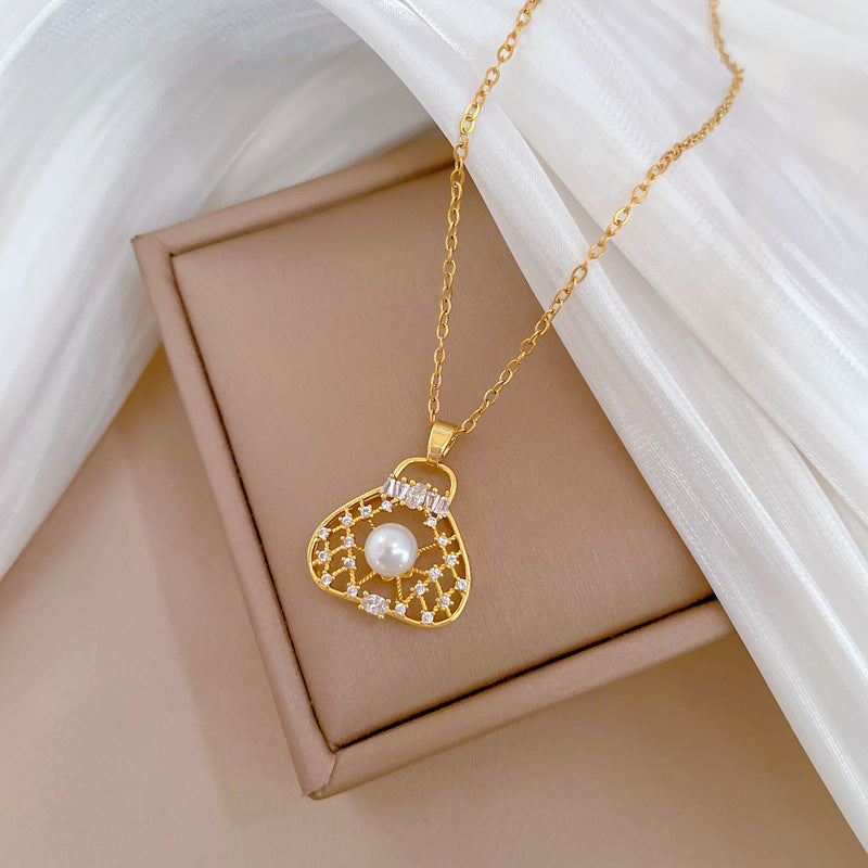 Collar con colgante de perlas huecas geométricas de lujo para mujer con cadena de acero de titanio e incrustaciones de diamantes de imitación