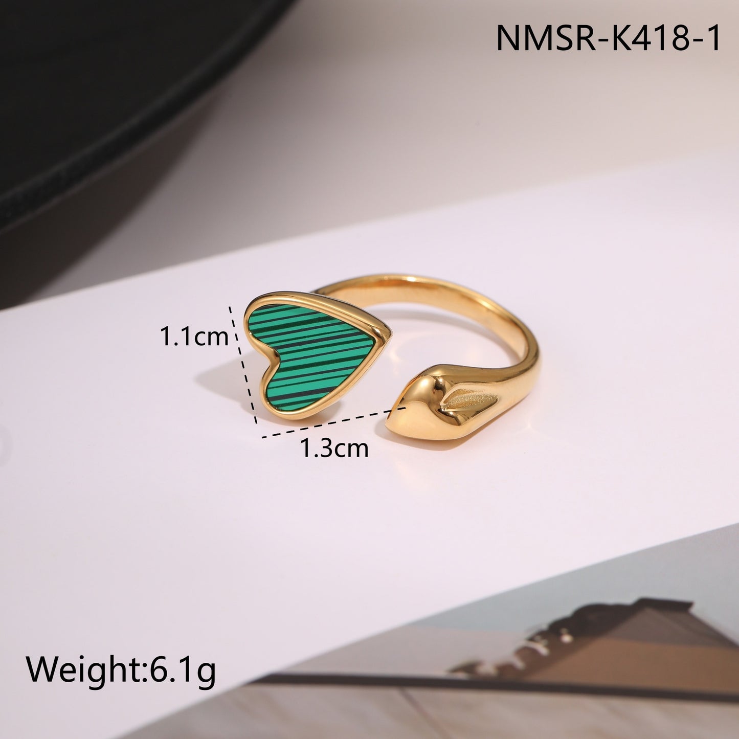 Anillo Abierto de Acero Inoxidable con Forma Geométrica, Acabado de Acero de Titanio y Detalle de Corazón de Malaquita para Mujer