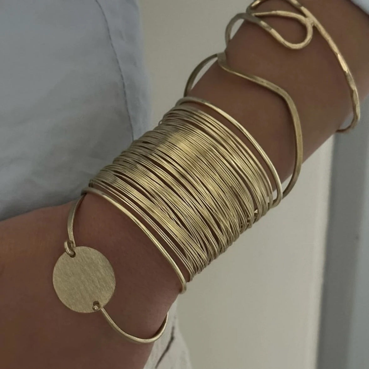 Bracciale a Polsino Aperto Lavorato a Spazzola in Metallo, Stile Streetwear Minimalista da Donna