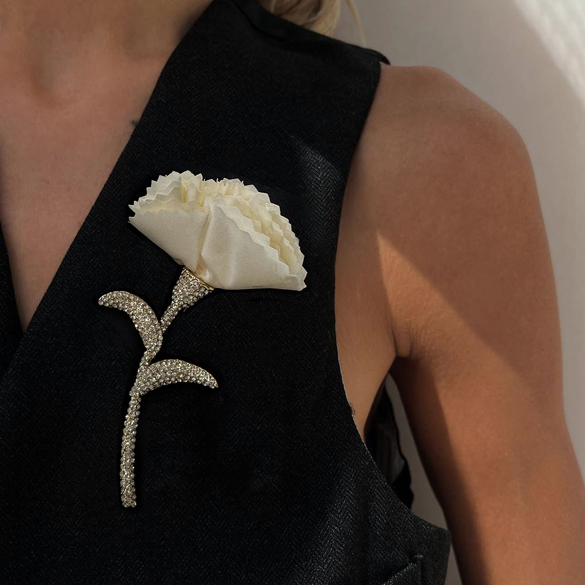 Broche floral vintage llamativo para mujer de aleación con incrustaciones de diamantes de imitación, accesorio de moda adecuado para la oficina