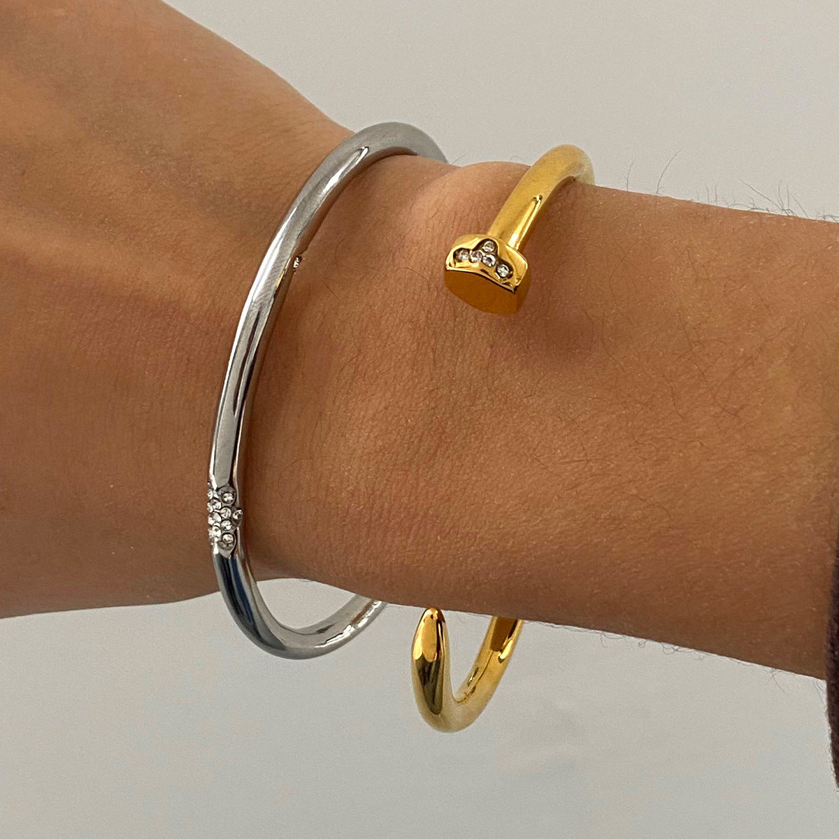 Pulsera Minimalista Geométrica de Acero Titanio para Mujer con Acabado Chapado Lujosa Ligera Ajustable