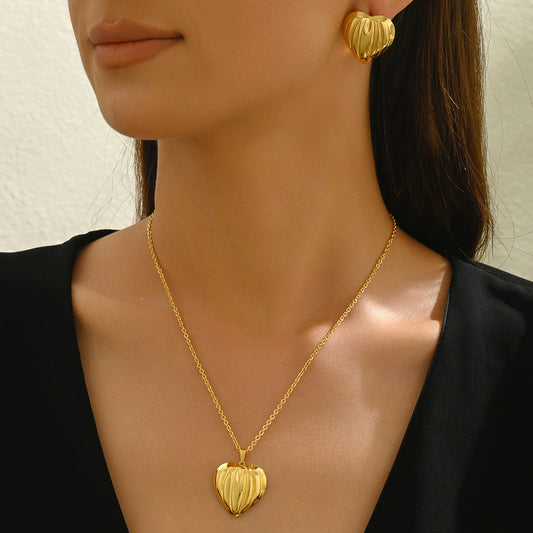 Collar con colgante minimalista de aleación en forma de corazón con acabado chapado para mujer