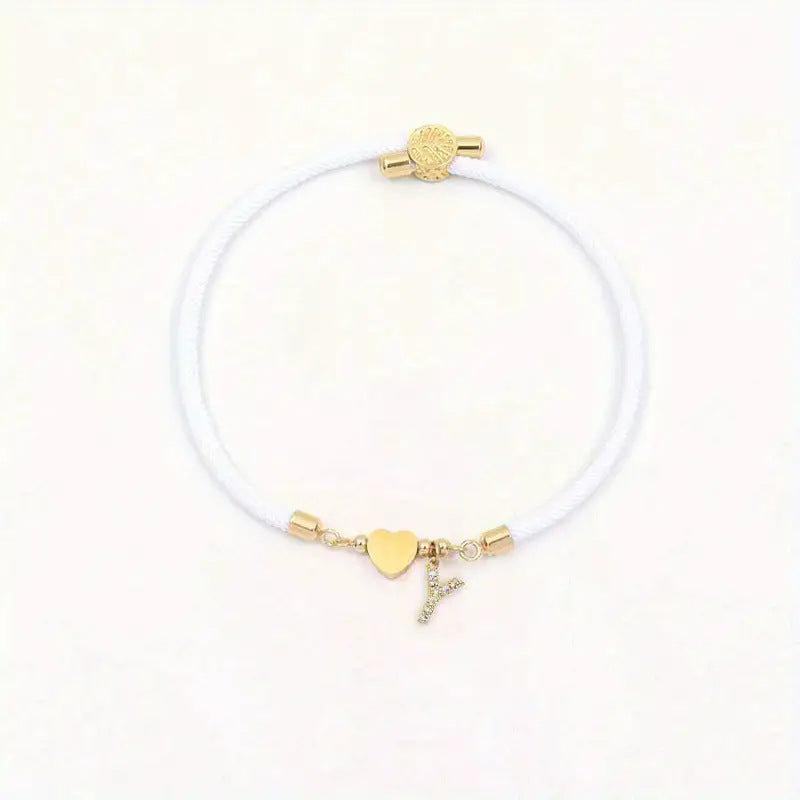 Pulsera minimalista de circonita cúbica con corazón de letra chapada en latón y cordón ajustable