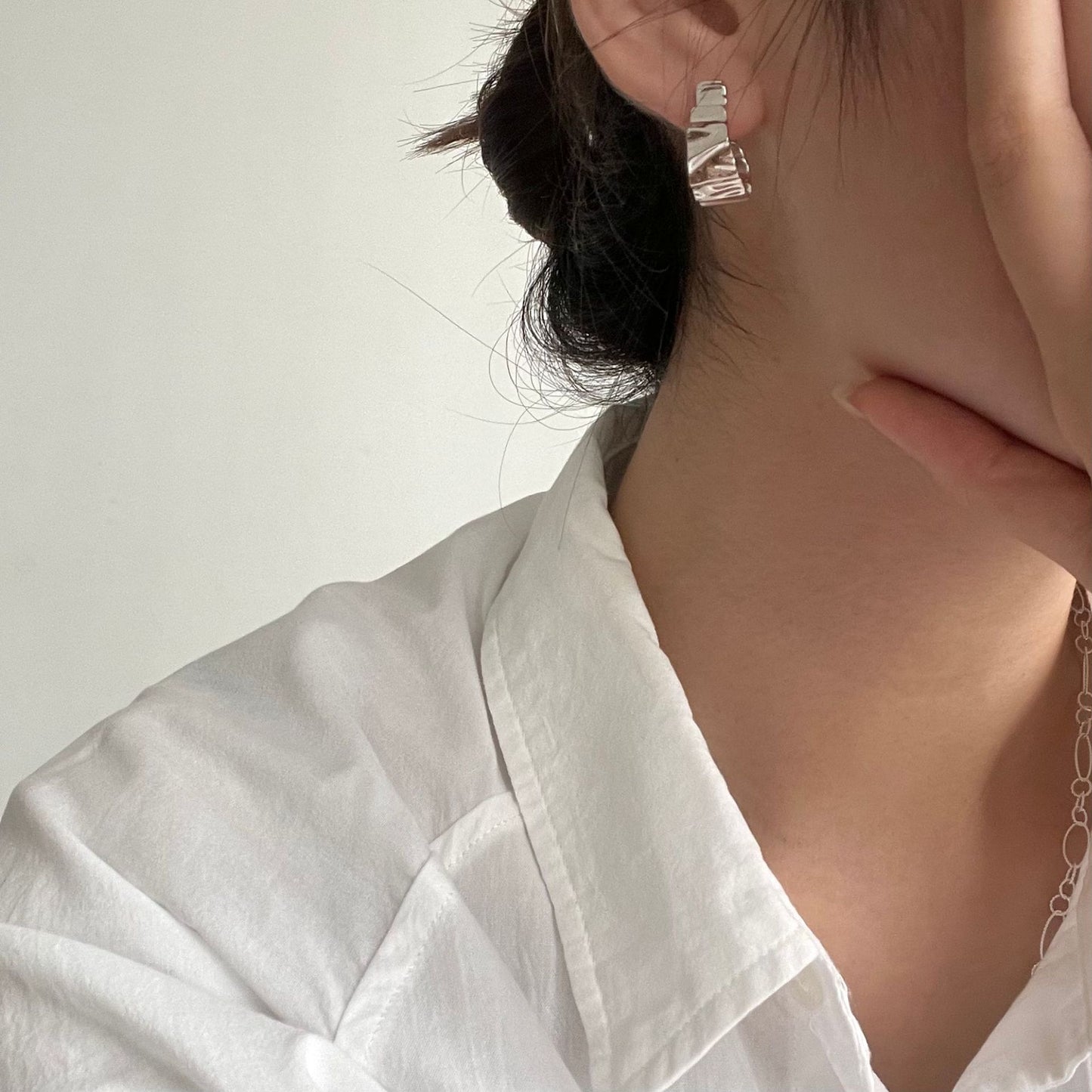 Pendientes de Lujo Minimalistas de Plata de Ley 925 con Incrustaciones de Hojas y Diamantes con Textura Ondulada