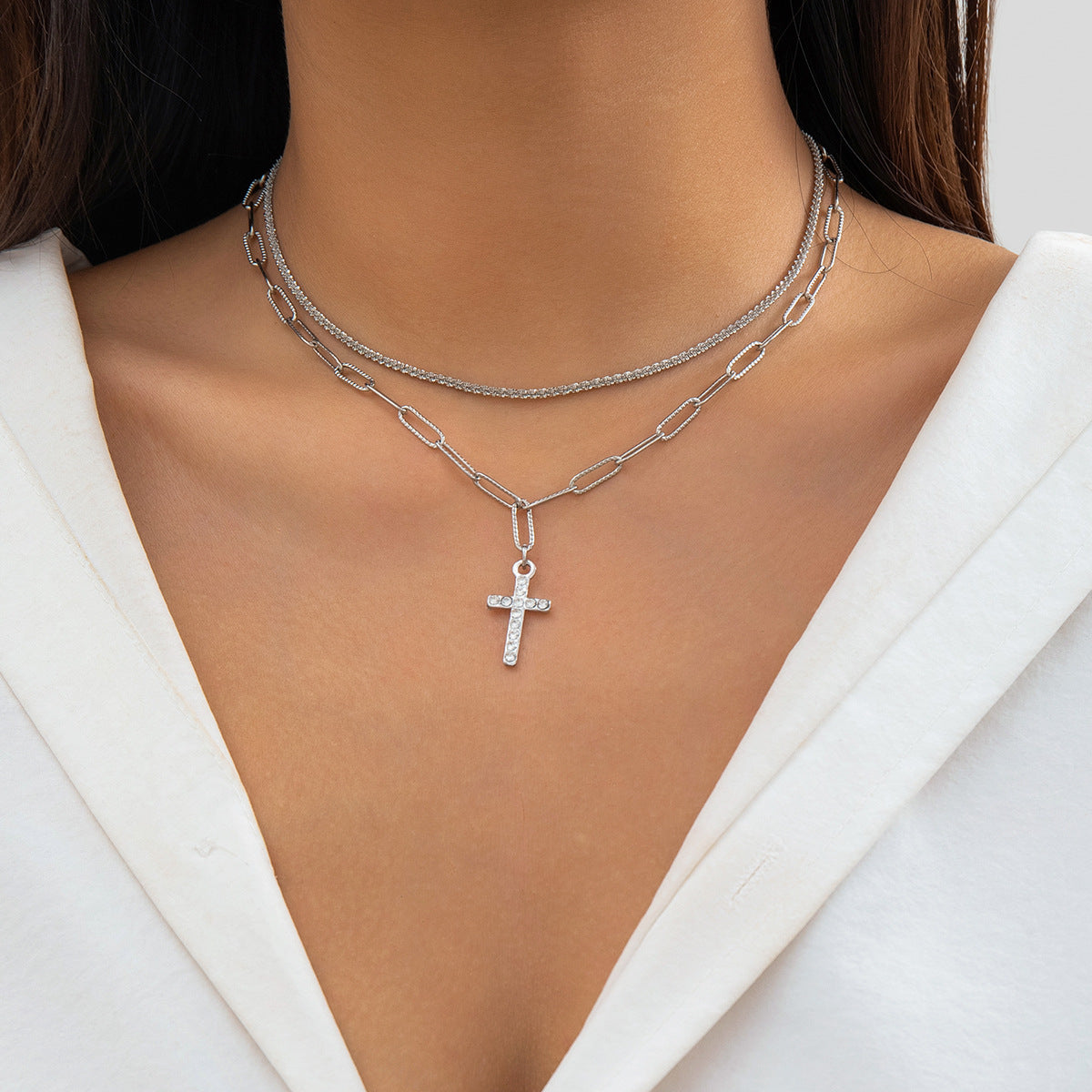 Collar Minimalista de Cruz Geométrica para Mujer con Incrustaciones de Pedrería y Cadena Doble