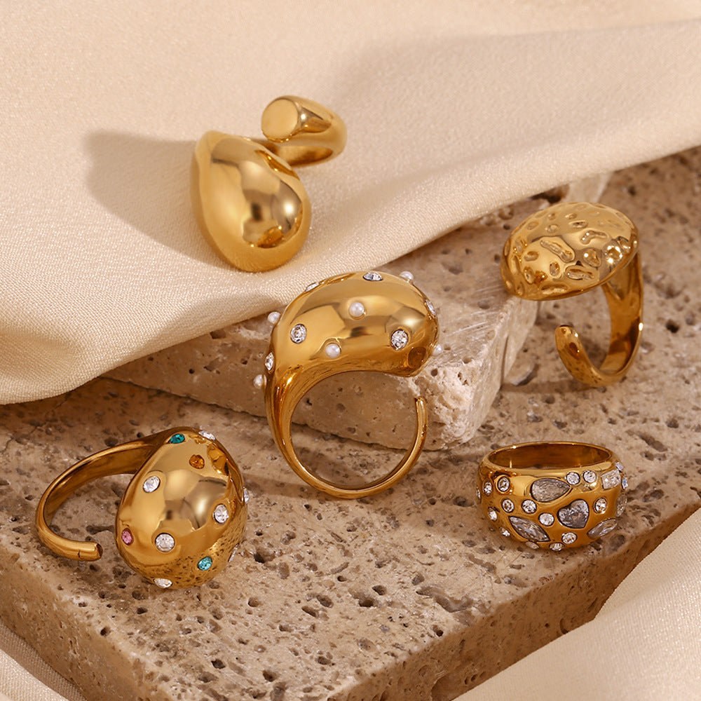 Anello geometrico alla moda in acciaio inossidabile a forma di goccia d'acqua per donna con placcatura in oro 18 carati e texture martellata