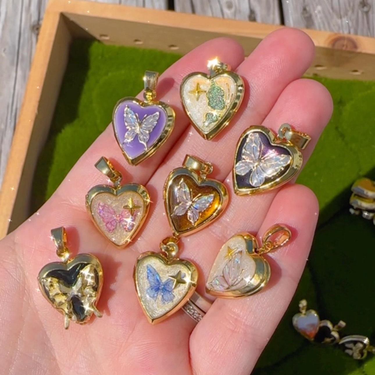 Colgante con dije de barra de aceite por goteo de mariposa y corazón de latón chapado en oro de 18 quilates vintage