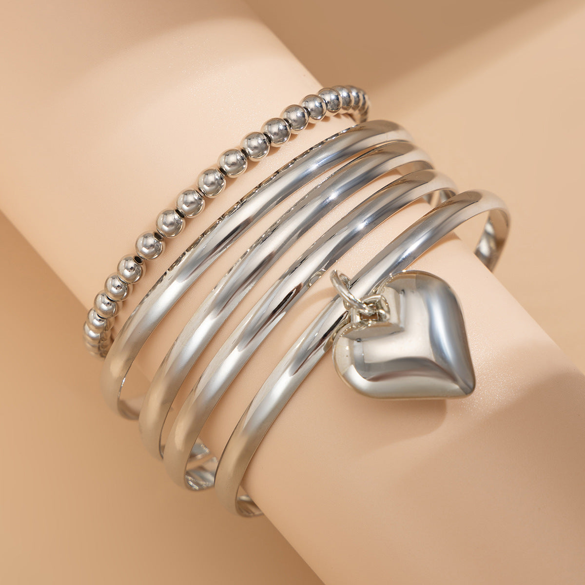 Set di bracciali con ciondolo a forma di cuore minimalista e perline di metallo placcato, per essere indossati in modo impilabile