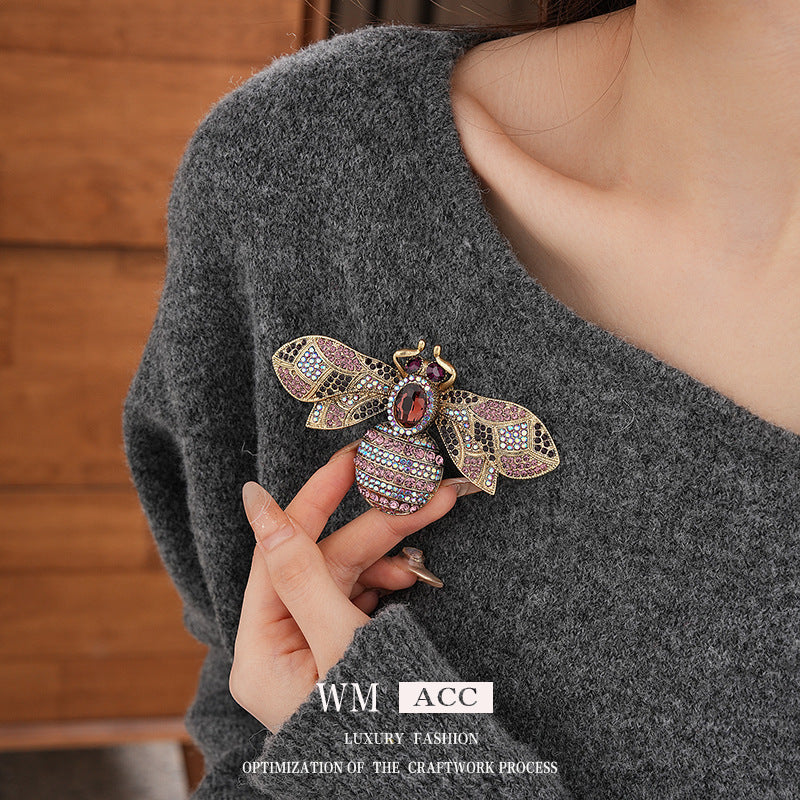 Vintage Bee Brooch in Alloy with Rhinestone Inlay for Women Elegant Fashion Commuter Accessory