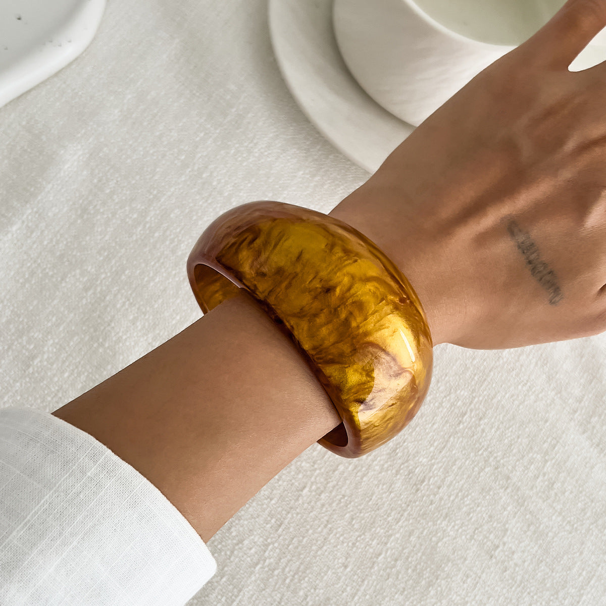 Pulsera vintage de resina ámbar tenue con diseño geométrico y acabado chapado para mujer