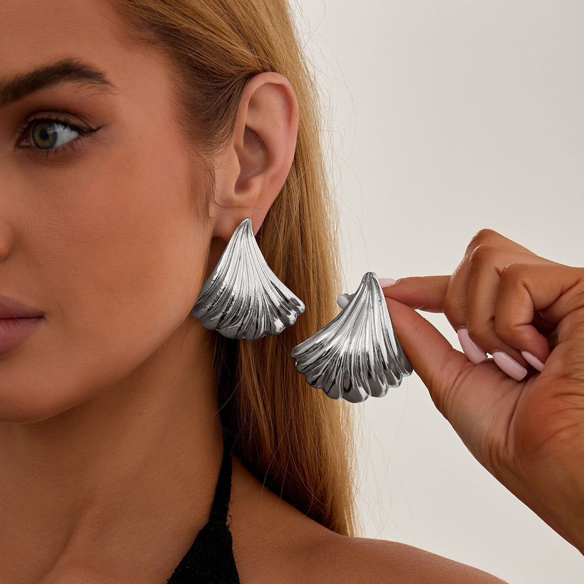 Fashionable Hollow Ginkgo Leaf Zinc Alloy Earrings with Shell Pattern