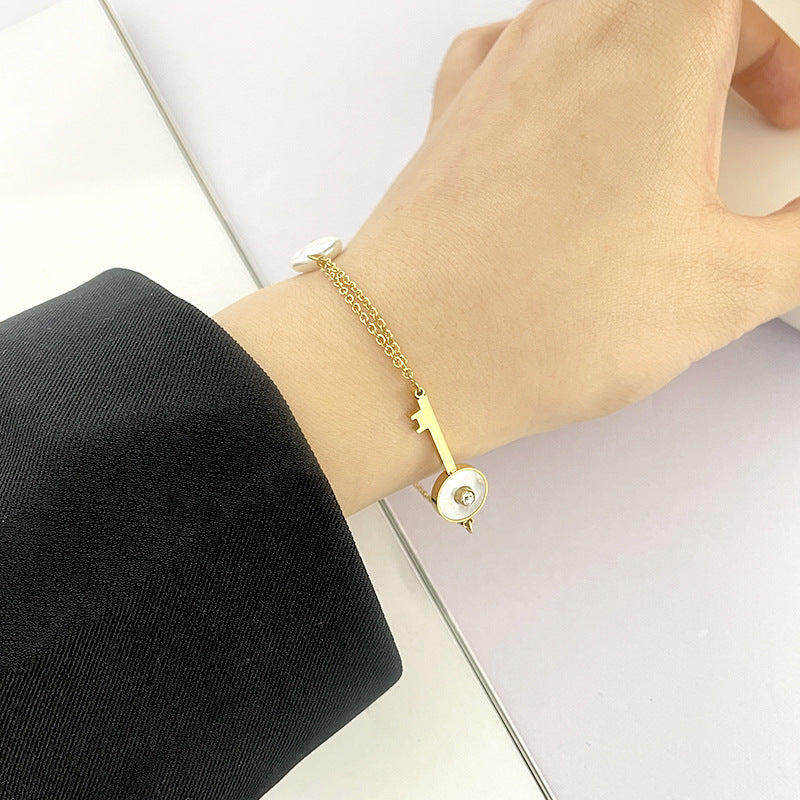 Bracciale a chiave geometrico minimalista in acciaio al titanio per donna con finitura placcata, gioielli dell'amicizia eleganti e sofisticati