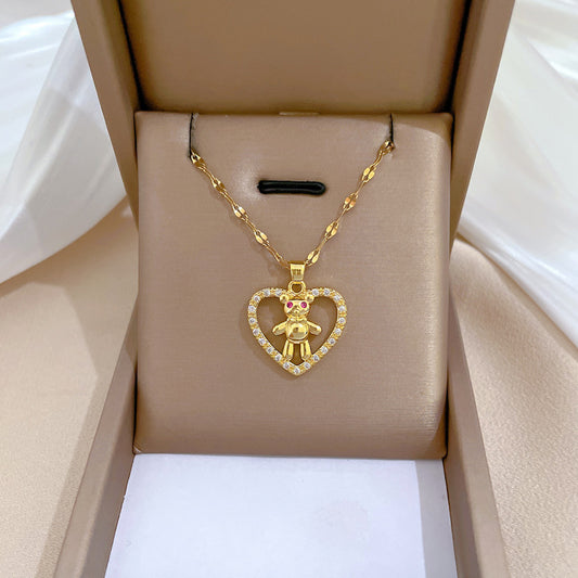 Collar minimalista de acero de titanio en forma de corazón con colgante de oso de ojos rojos y incrustaciones completas de diamantes de imitación para mujer