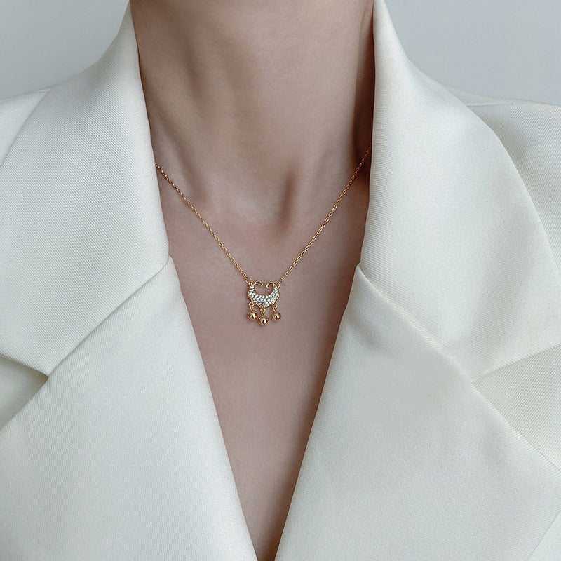 Collar Colgante Minimalista Chino de Candado de la Suerte para Mujer y Hombre en Acero de Titanio con Diseño Tradicional Auspicioso y Acabado Pulido