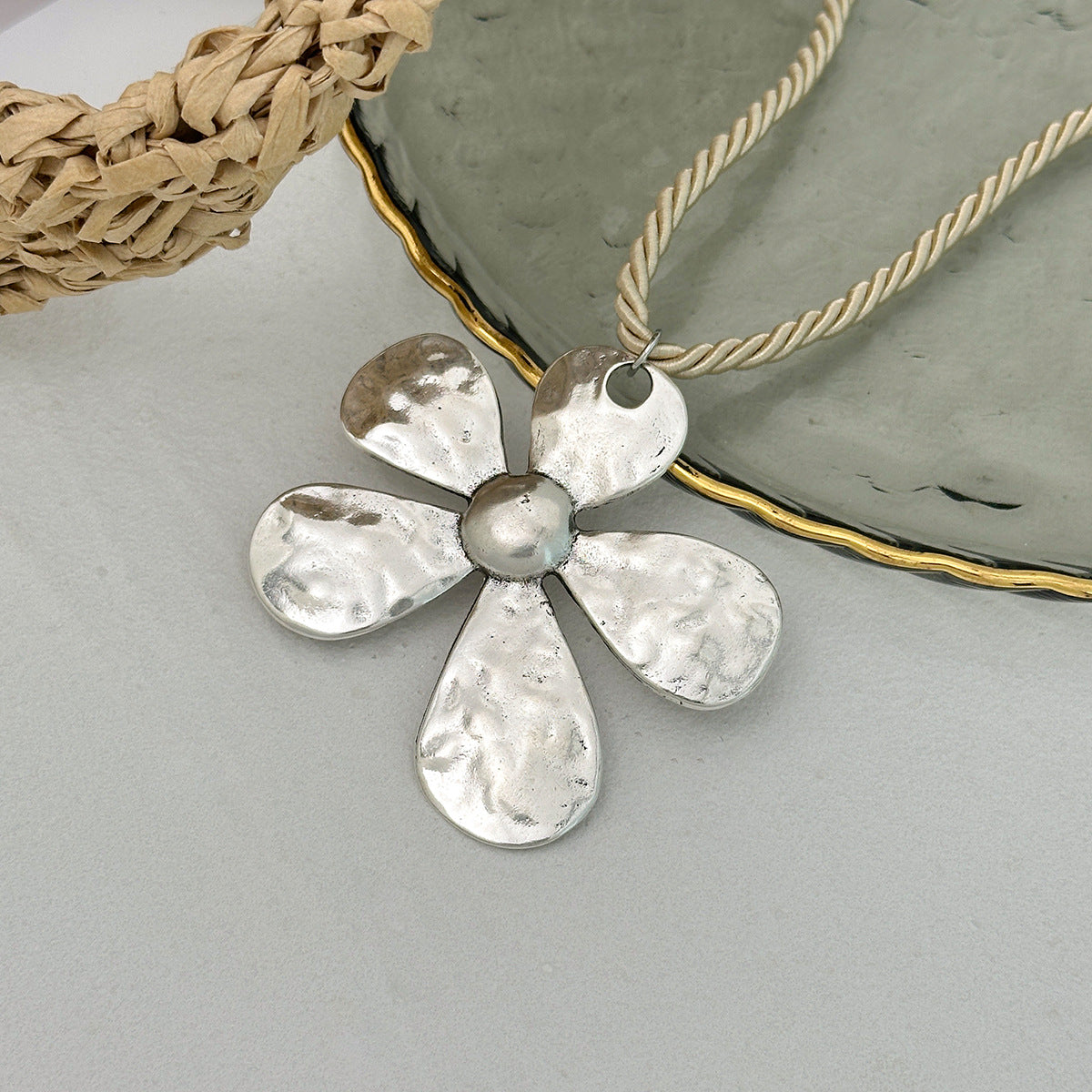 Exaggerated Floral Geometric Metal Pendant Necklace with Gold Plating for Women, Five-Petal Flower Design Locket Necklace